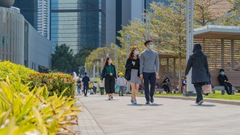 添马公园广受欢迎，有不少上班族在午膳时间前来歇息，平时亦有不少市民和旅客进行各式各样的活动。公园设计简约雅致，空间充足，是瑜伽、慢跑和其他运动的热门地点。
